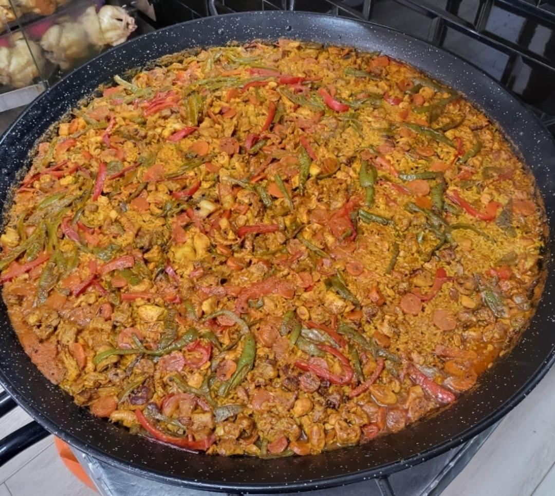 Ración de paella mixta de carne y verduras